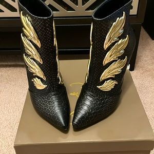 Privileged boots size 7, new
